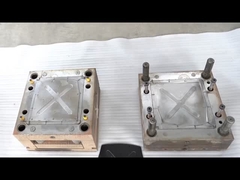 Produrre parti di auto per giocattoli per vasche da bagno