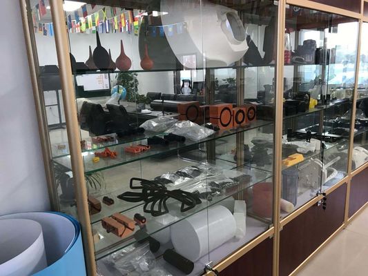 Parti di stampaggio per iniezione di plastica su misura con superficie di lucidatura/tesatura e materiale da stampo P20/718/738/NAK80/S136 per 300000-1000000 colpi