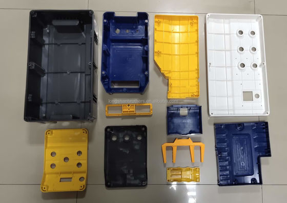 Parti per lo stampaggio a iniezione di plastica con copertura di alloggiamento in plastica personalizzata e lunga durata di stampaggio di 300000-1000000 colpi